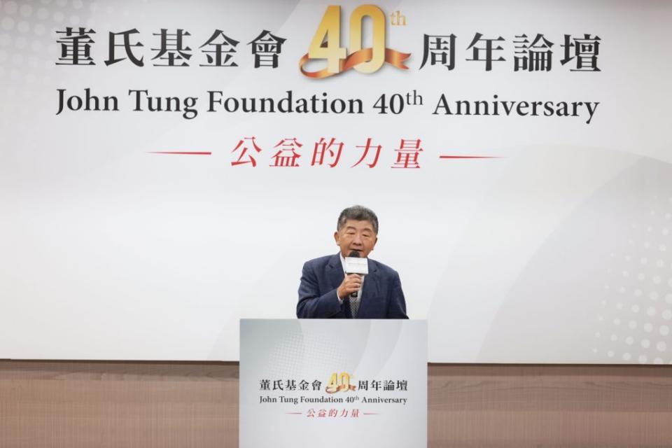 有52年菸齡的準政務委員陳時中（前排左5），在董氏基金會40週年活動分享成功戒菸經驗，直呼戒菸後身體好了，高音也唱得比較好。　（記者戴淑芳攝）