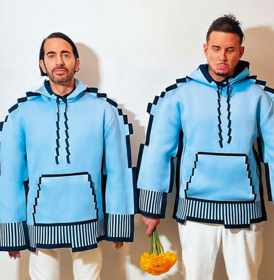 時尚大師Marc Jacobs（左）與老公（右）穿上像素服。（翻攝自LOEWE IG）