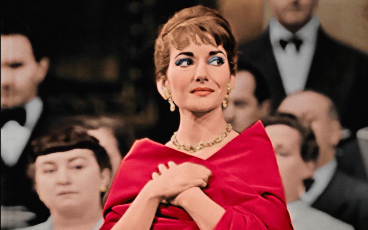 Ganz in Rot präsentierte sich die Operndiva Maria Callas bei ihrem Debütkonzert in der Pariser Oper, das nun erstmals auf großer Leinwand zu sehen ist.  (Bild: Fonds de Dotation Maria Callas)