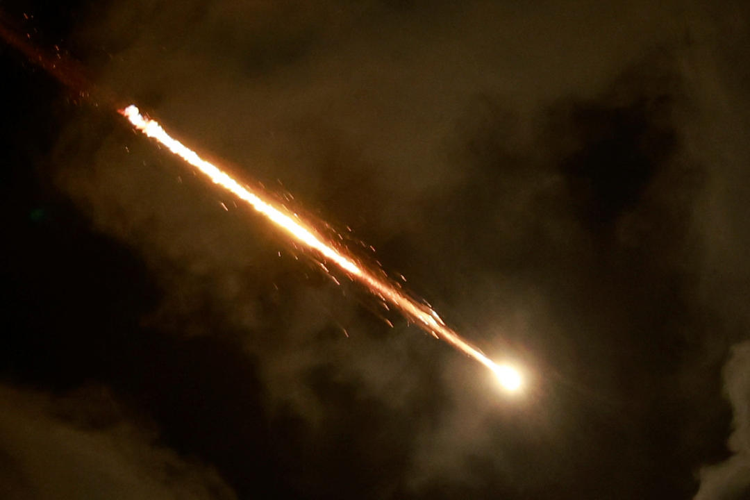 Un cohete vuela en el cielo, en medio de hostilidades transfronterizas entre Hezbolá e Israel, visto desde Tel Aviv, Israel, el 1 de octubre de 2024. REUTERS/Ammar Awad