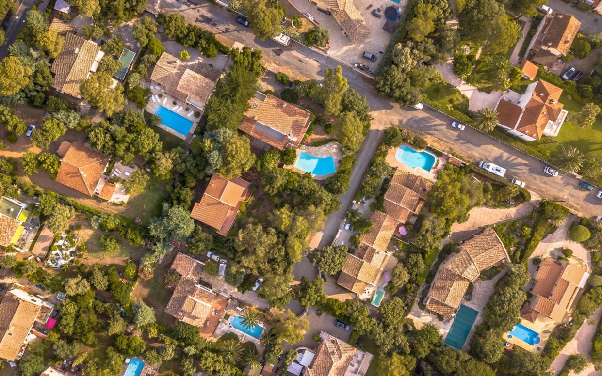 Luxury Villas with swimming pools top down aerial view in Southern France - Rudmer Zwerver/Alamy Stock Photo