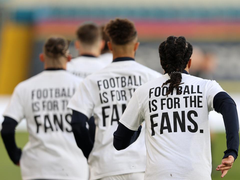 Players of Leeds United warm up while wearing protest t-shirts (Getty Images)