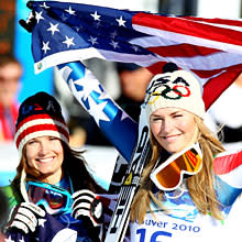Julia Mancuso (L) celebrates winning silver and Lindsey Vonn of the United States gold during the flower ceremony