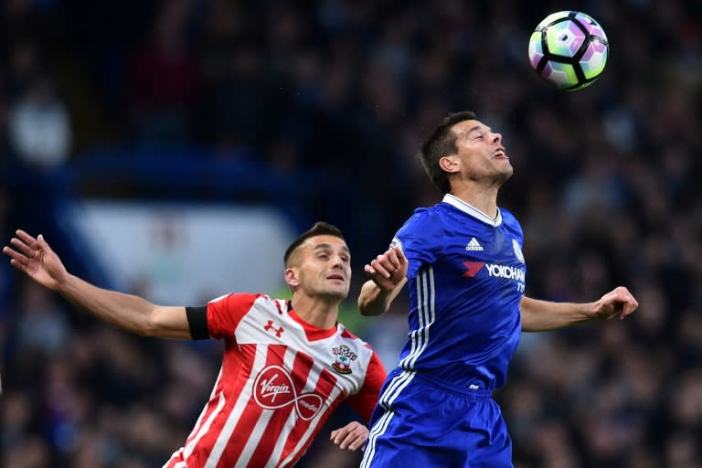 Chelsea's defender Cesar Azpilicueta (R) vies with Southampton's midfielder Dusan Tadic during the English Premier League football match between Chelsea and Southampton at Stamford Bridge in London on April 25, 2017