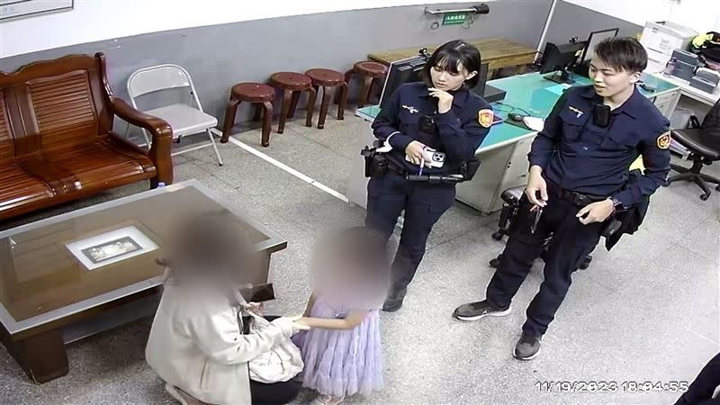 女童母到派出所領回女兒向警方道謝。（圖／翻攝畫面）