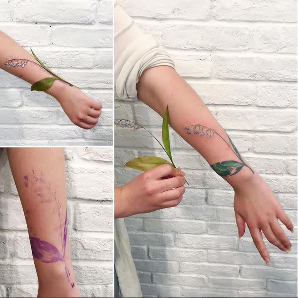 L'artiste utilise des pochoirs entièrement naturels afin de dessiner les tatouages.