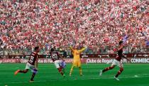 El portero Diego Alves y compañeros celebran al ganar la final de la Copa Libertadores de América.