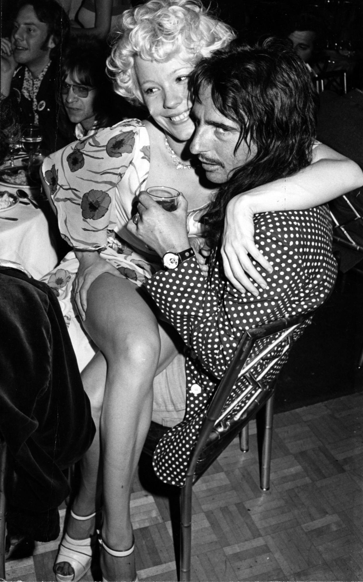 Pamela Des Barres with Alice Cooper in 1974. (Richard Creamer/Michael Ochs Archives/Getty Images)