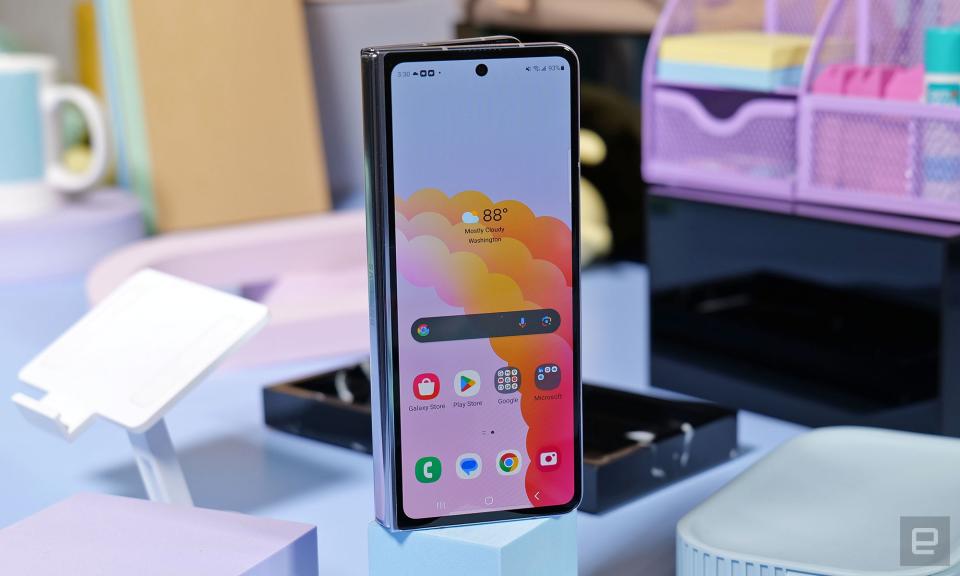 <p>Hands-on photo of the new Samsung Galaxy Z Fold 5 smartphone.</p>
