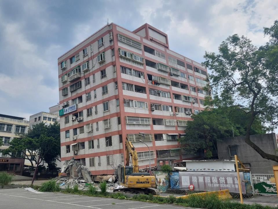 花蓮昨天兩波規模六以上地震震垮縣內四棟建物，包括花蓮市富凱飯店、統帥大樓（圖），民眾憂心斷層被地震觸發。記者陳敬丰／攝影