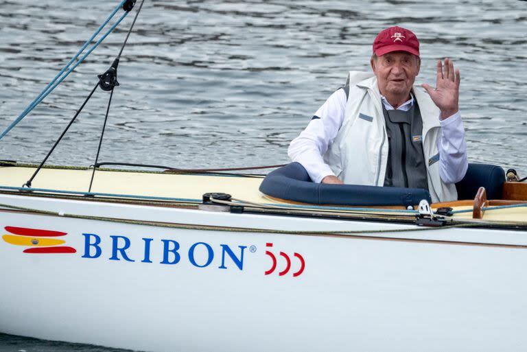 El rey emérito de España, Juan Carlos I, saluda desde su barco 