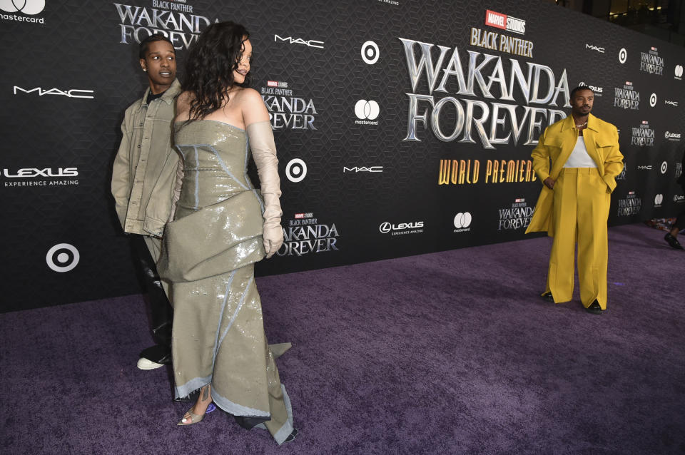 ASAP Rocky, de izquierda a derecha, Rihanna y Michael B Jordan llegan al estreno mundial de "Black Panther: Wakanda Forever" el miércoles 26 de octubre de 2022 en el Teatro Dolby en Los Angeles. (Foto Richard Shotwell/Invision/AP)