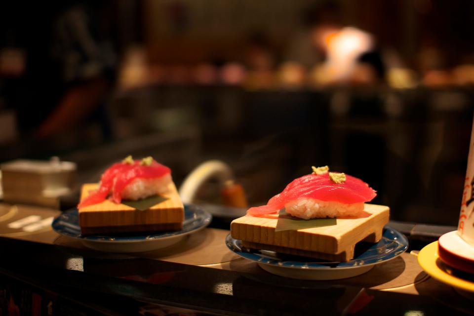 Der Fisch in eurem Sushi sollte niemals gefroren wirken. - Copyright: Moment/Getty Images