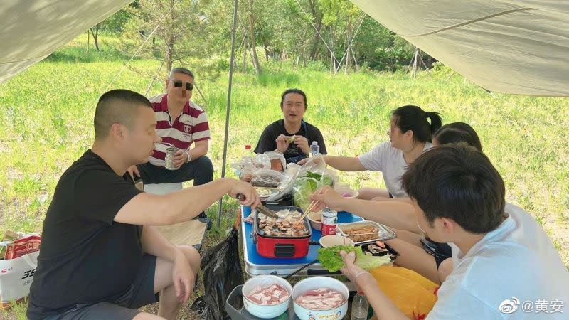 ▲黃安和友人野餐，被城管驅離。（圖／黃安微博）