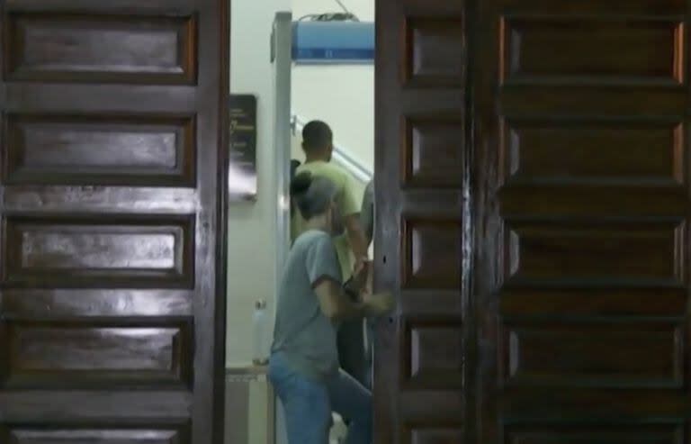 El ex futbolista Robinho se entrega ante las autoridades en Santos, Brasil; más tarde sería trasladado al penal de Tremembé, donde cumplirá nueve años de condena por violación