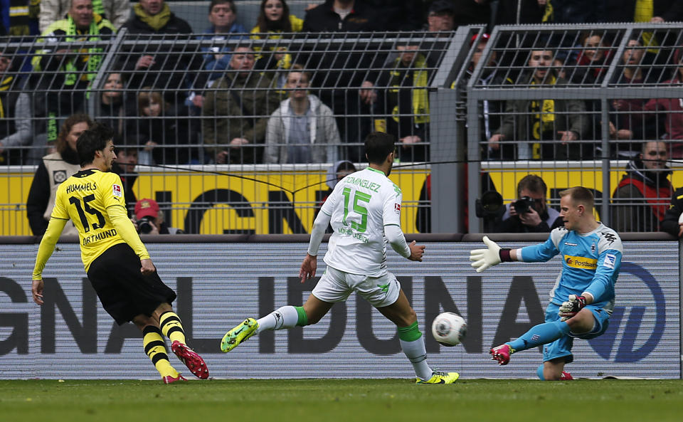 Dortmund's Mats Hummels, left, fails to score against Moenchengladbach goalkeeper Marc-Andre ter Stegen, right, during the German first division Bundesliga soccer match between BvB Borussia Dortmund and VfL Borussia Moenchengladbach in Dortmund, Germany, Saturday, March 15, 2014. (AP Photo/Frank Augstein)