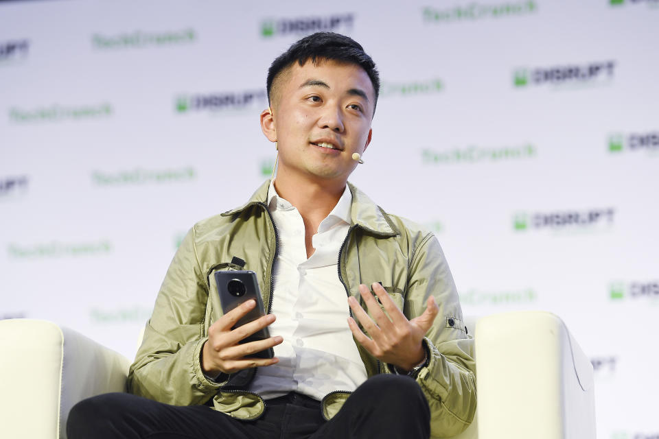 SAN FRANCISCO, CA - 4 PAŹDZIERNIKA: Współzałożyciel OnePlus, Carl Pai, przemawia na scenie podczas TechCrunch Disrupt San Francisco 2019 w Moscone Convention Center 4 października 2019 r. w San Francisco w Kalifornii.  (Zdjęcie: Steve Jennings/Getty Images dla TechCrunch)