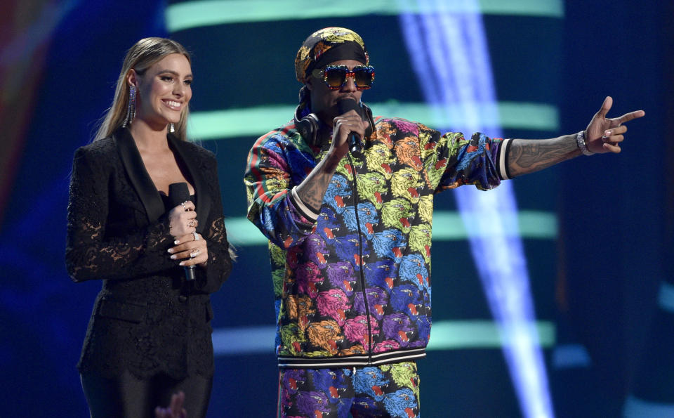 Lele Pons, a la izquierda, y Nick Cannon fungen como los anfitriones de los premios Teen Choice, el domingo 12 de agosto del 2018 en The Forum, en Inglewood, California. (Foto por Chris Pizzello/Invision/AP)