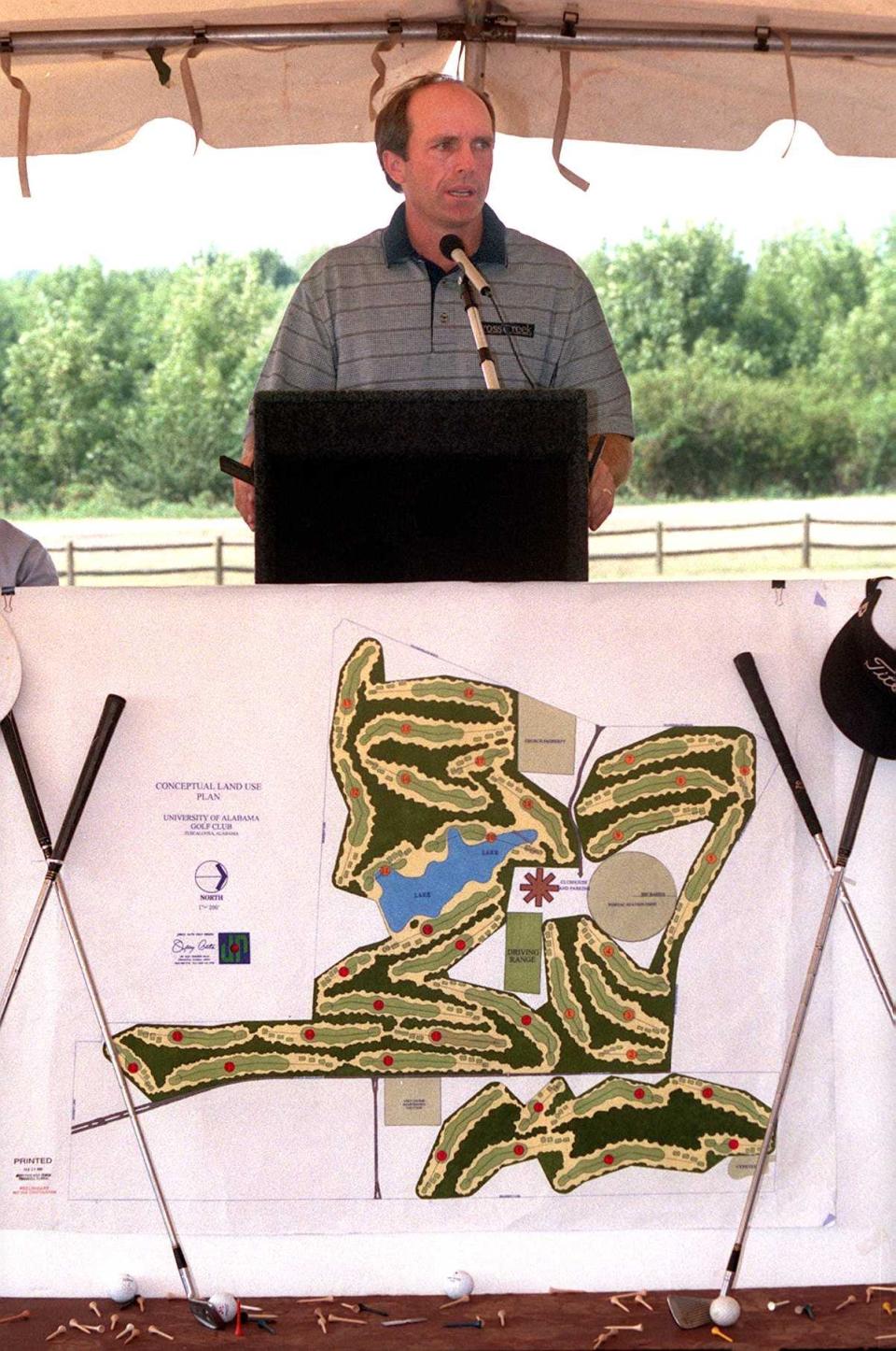 8-20-99--Northport, AL-- Jerry Pate of Jerry Pate Golf Design speaks the public and the media at the site of the future golf course that PARA will build at Sokol Park in Northport.  (Tuscaloosa News/Porfirio Solorzano)