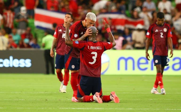 Los jugadores de Costa Rica #15 Francisco Calvo y #03 Jeyland Mitchell celebran después de derrotar a Paraguay 2-1 al final del partido de fútbol del grupo D del torneo Conmebol Copa América 2024 entre Costa Rica y Paraguay en el Q2 Stadium en Austin, Texas, en julio. 2, 2024 (Aric Becker)