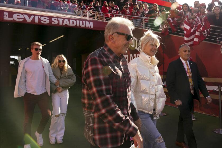 Joe Montana and his wife, Jennifer, arrive before an NFL divisional round playoff football game