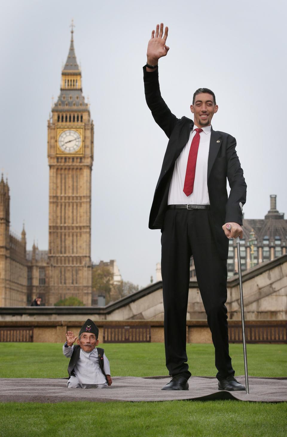 Worlds Tallest Shortest Men Meet 20141113 091830 412 