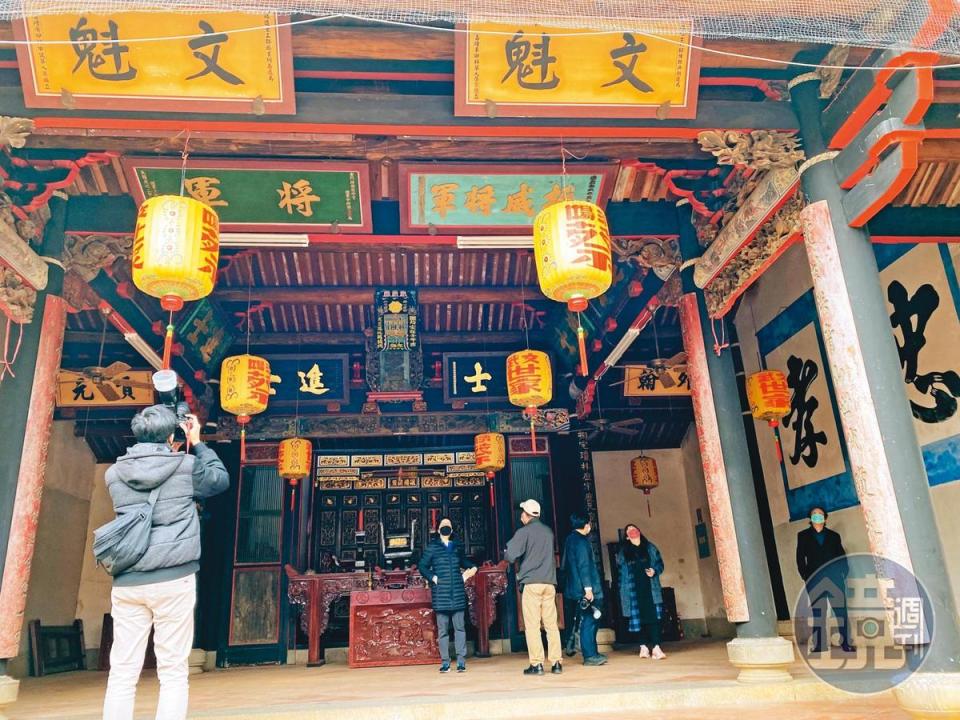 此次金門行由閩南文化博士陳成基負責導覽，參訪不少家廟、宗祠。（賴琬莉攝）