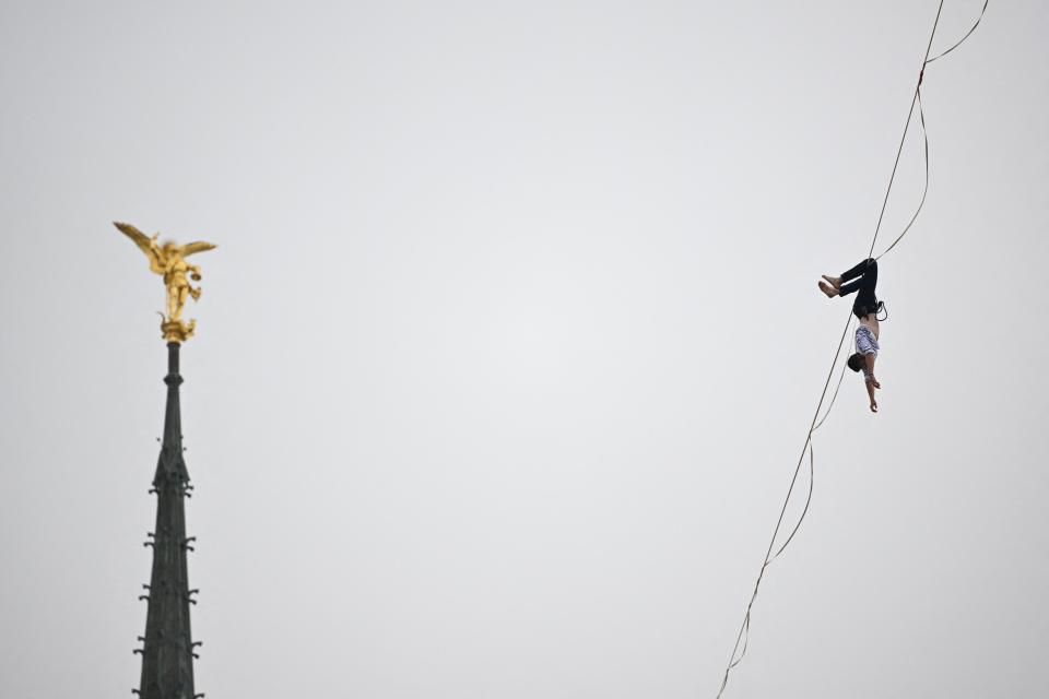 <p>Curiosamente, el artista francés ha reconocido en varias entrevistas que tenía miedo a las alturas de pequeño. Sin embargo, con el tiempo ha terminado siendo uno de los mejores funambulistas de la historia. (Foto: Damien Meyer / AFP / Getty Images).</p> 