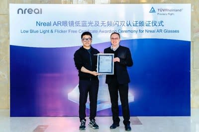 Xu Chi (à gauche), fondateur et PDG de Nreal, et Frank Holzmann, vice-président mondial de TÜV Rheinland Business Field Electrical, ont assisté à la cérémonie de remise du certificat