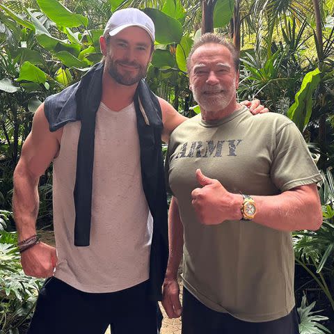 <  p>  Chris Hemsworth/Instagram <  /p>  Chris Hemsworth e Arnold Schwarzenegger