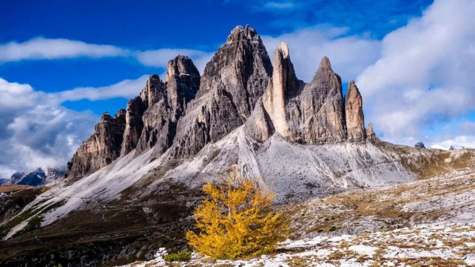 La cadena montañosa de los Dolomitas con sus cumbres casi sin nieve.