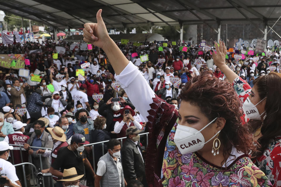Clara Brugada, quien se postula como líder de la delegación del partido gobernante Morena, saluda a sus seguidores en el último día de campaña antes de las elecciones de mitad de período del 6 de junio, en el distrito de Iztapalapa de la Ciudad de México, el miércoles 2 de junio de 2021. (AP Foto/Marco Ugarte)