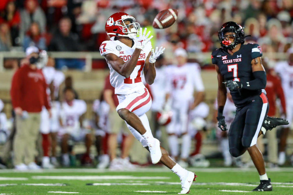 LUBBOCK, TEXAS - OCTOBER 31: Receiver Marvin Mims #17 of the Oklahoma Sooners attempts to catch a pass during the first half of the college football game against the Oklahoma Sooners at Jones AT&T Stadium on October 31, 2020 in Lubbock, Texas. (Photo by John E. Moore III/Getty Images)