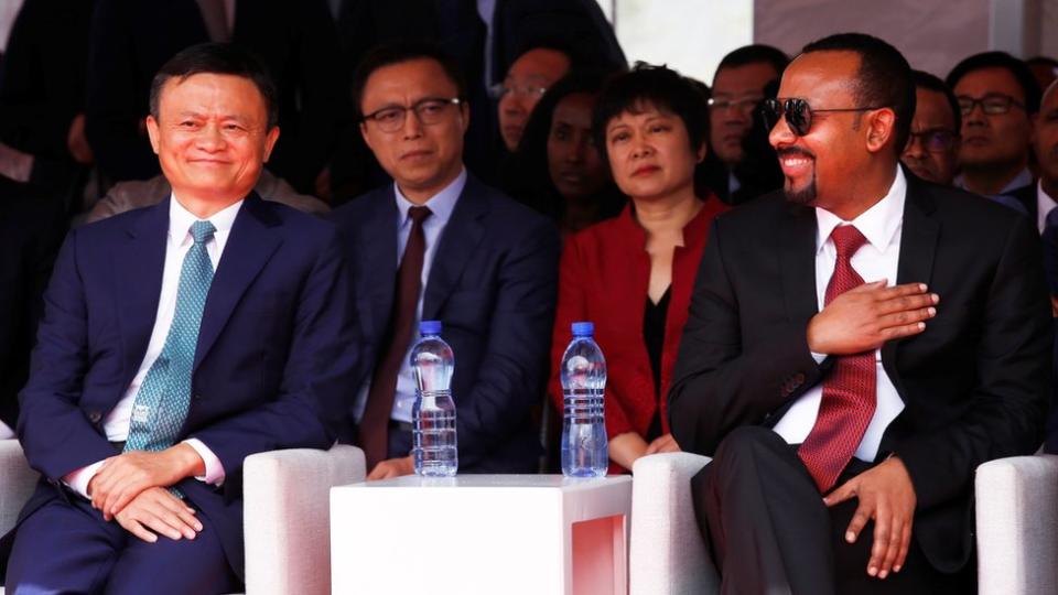 Ma en un evento de comercio electrónico con el primer ministro de Etiopía, Abiy Ahmed, el año pasado.