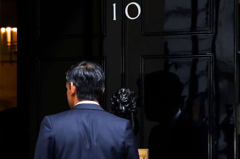 Nuevo primer ministro británico, Rishi Sunak, entra en el número 10 de Downing Street, en Londres