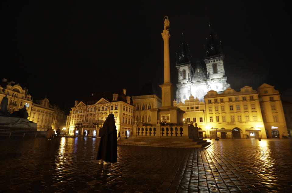 Una monja reza en una Plaza de la Ciudad Vieja casi vacía en Praga, República Checa, el 23 de octubre de 2020. (AP Foto/Petr David Josek)