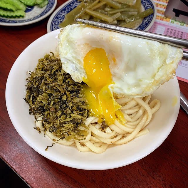 千萬別小看這碗鋪著滿滿的酸菜的乾麵，「萬國酸菜麵」可是在西門這一帶隱身在巷弄內紅了60幾年。