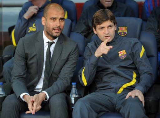 Pep Guardiola (I) y Tito Vilanova, por entonces primer y segundo entrenador del Barca, conversan en el banquillo, el 2 de mayo de 2012.