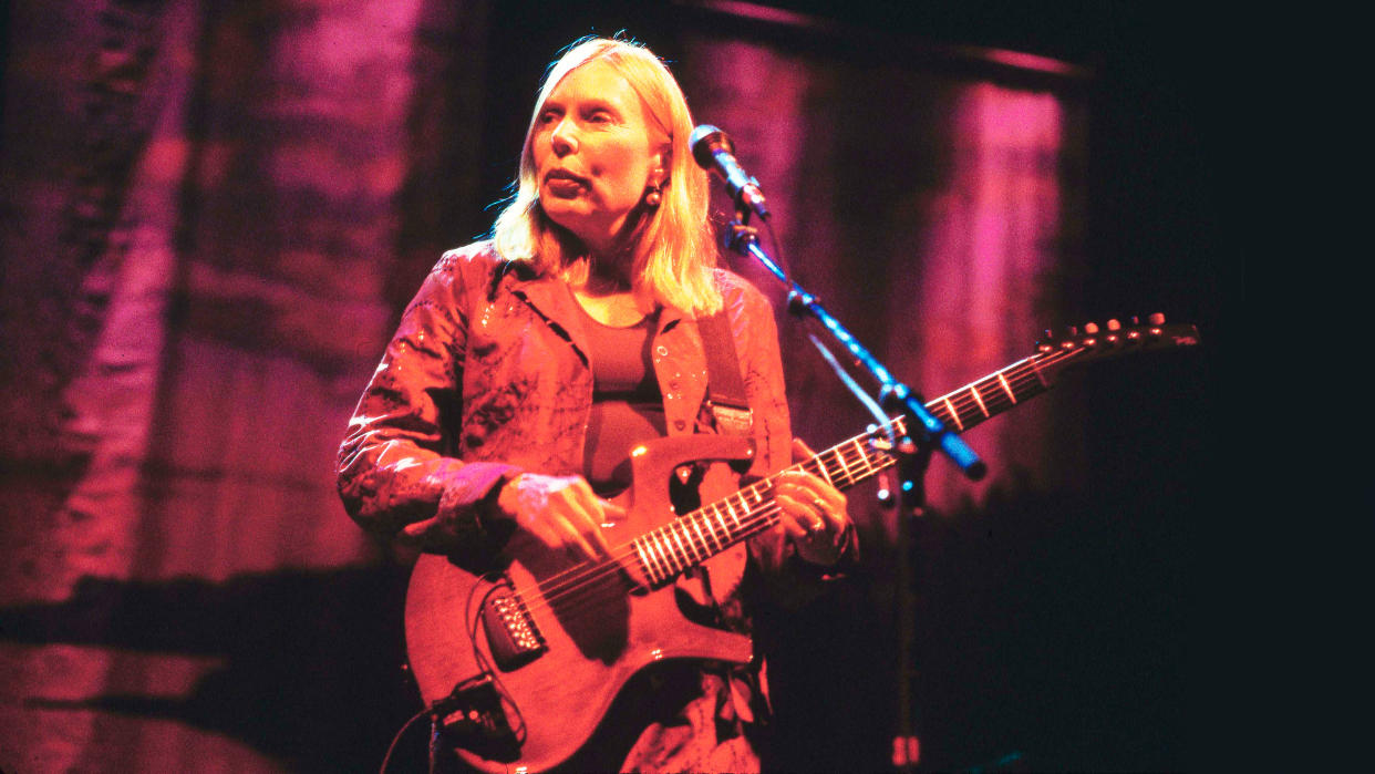  Joni Mitchell onstage in 1998  