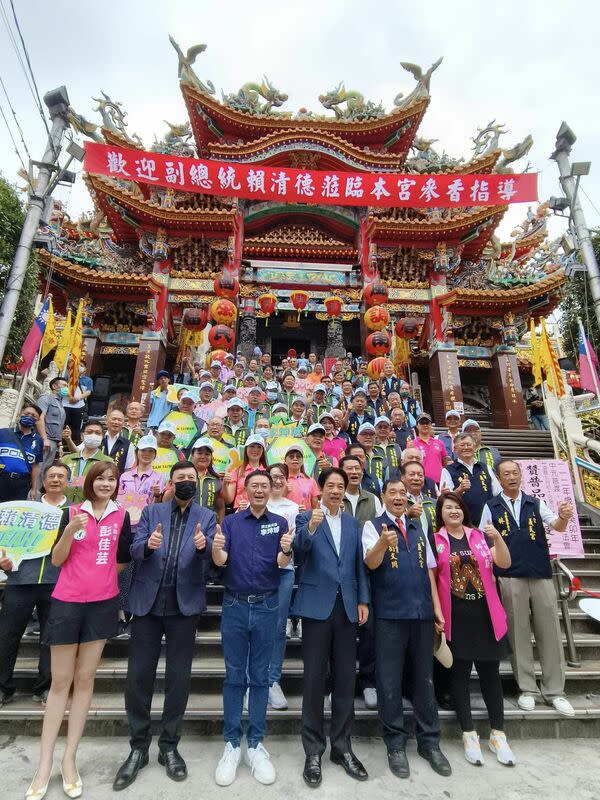 民進黨總統參選人賴清德（第一排右3）、民進黨立委余天（第一排左2）、立委參選人李坤城（第一排左3），於三重義天宮前合影。   取自：三重義天宮臉書粉專。