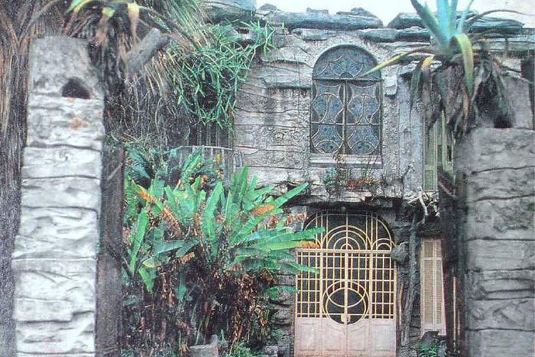 Una aproximación a la puerta de la casa de las piedras, de la avenida Cabildo 66, una vivienda que mantuvo el estilo de grutescos y rocallas entre los años 1914 y 1990
