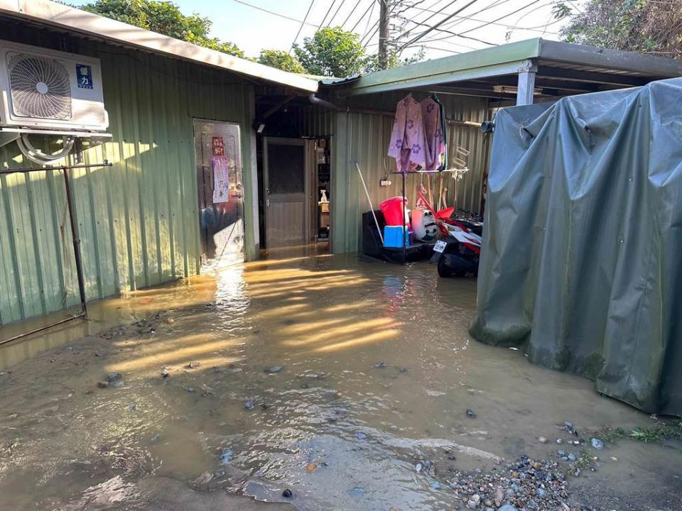 桃園龍潭自來水7日爆管，水淹當地住戶，至8日下午1點起陸續恢復供水。（圖／取自桃園市議員張肇良臉書）