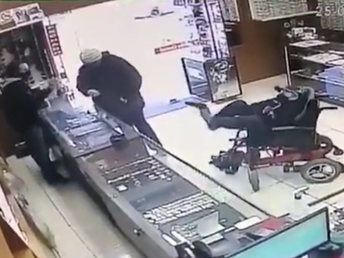 Footage of the robbery from the surveillance footage: (The Daily Mail)