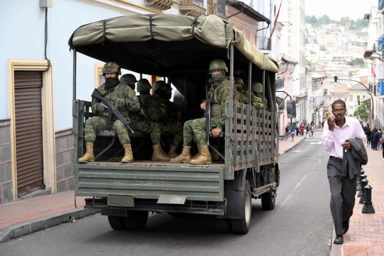 Las fuerzas de seguridad ecuatorianas patrullan el área alrededor de la plaza principal y el palacio presidencial después de que el presidente ecuatoriano Daniel Noboa declarara al país en un estado de 