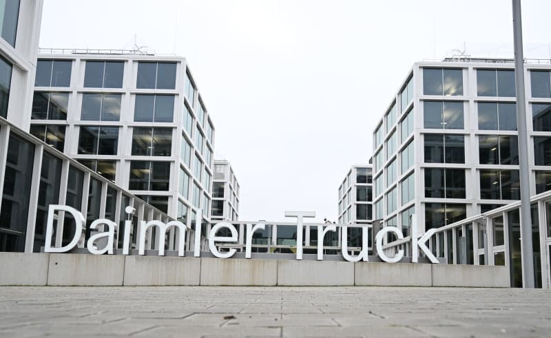 The logo of the German truck manufacturer Daimler Truck is in front of the headquarters in Leinfelden-Echterdingen. Bernd Weißbrod/dpa