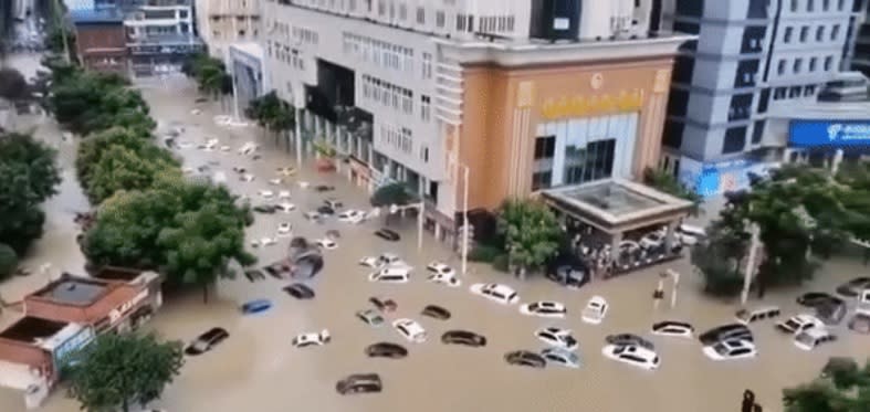 湖北恩施接連2天降下特大暴雨，今天上午起，清江水位暴漲，恩施中心城區幾乎泡在水中。   圖：翻攝四川觀察網站