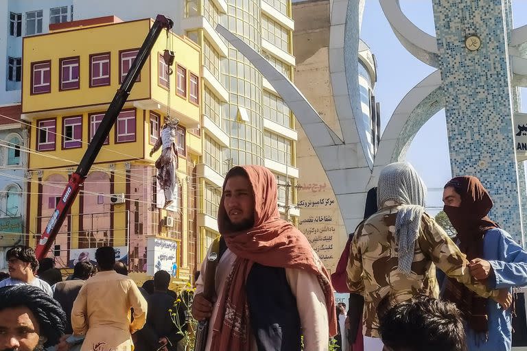 IMAGEN SENSIBLE. Unos de los cadáveres exhibidos hoy por el régimen talibán en Herat 