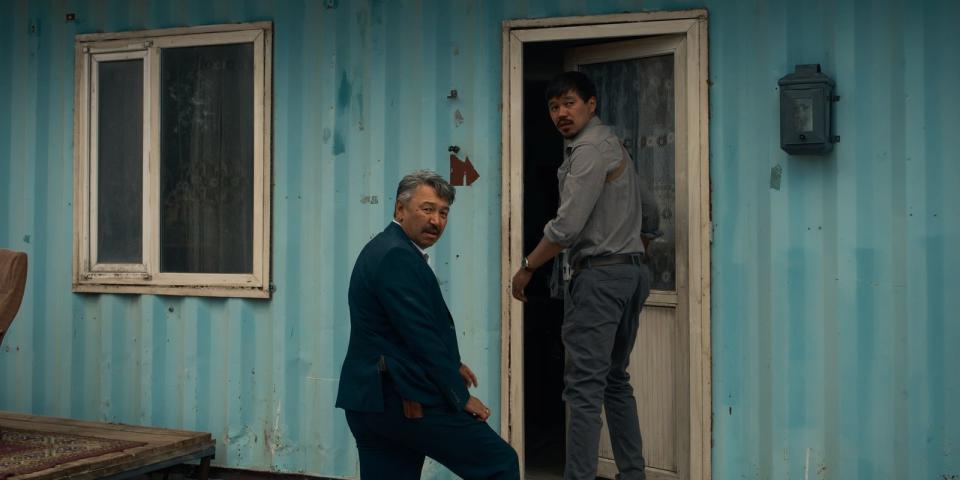 True Detective in Kasachstan? Das ungleiche Ermittler-Paar Fef Askarev (Erken Gubashev, links) und Isaak (Daniyar Alshinov) könnte einer großen Sache auf der Spur sein. (Bild: ZDF / Viktoria Abramova)