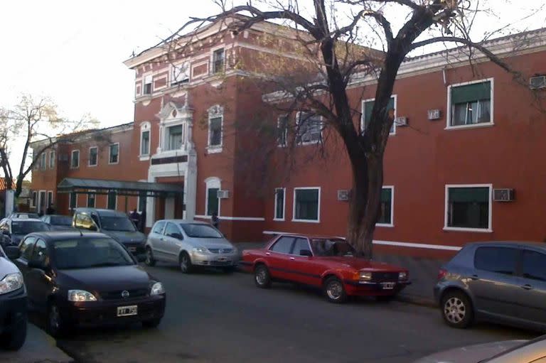 La mujer tuvo a su hijo en el Hospital Gutiérrez tras llegar del país vecino y luego no se quedó a cumplir su período de aislamiento