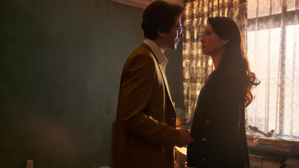 林心如（右）飾演「羅雨儂」性格敢愛敢恨，與鳳小岳有精彩的情感對手戲。（圖／Netflix、百聿數碼提供）
